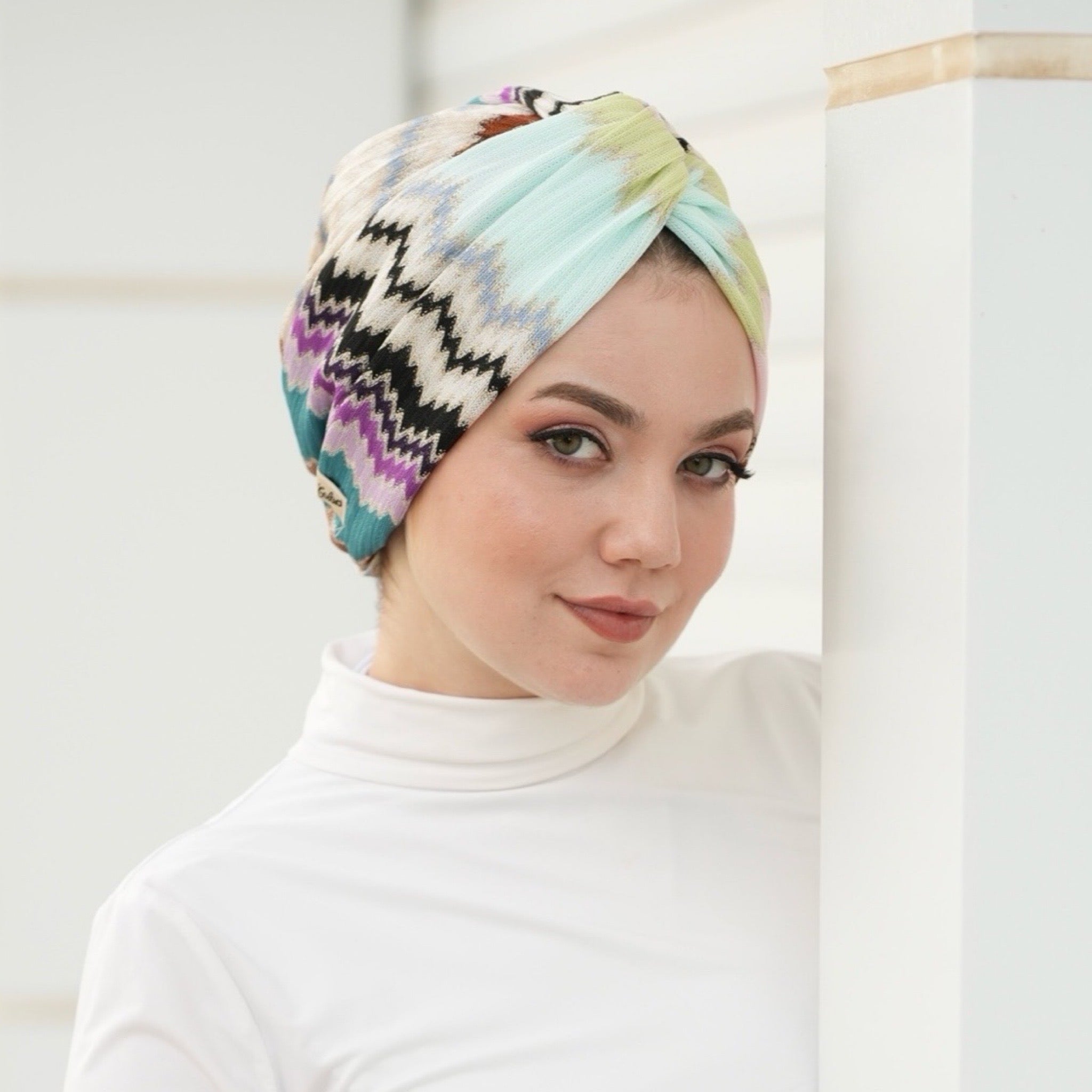 Barcelona Burgulu Bone - Turkuaz Lila Renkli Simli - Zikzak Desenli Hafif Örme Kumaş