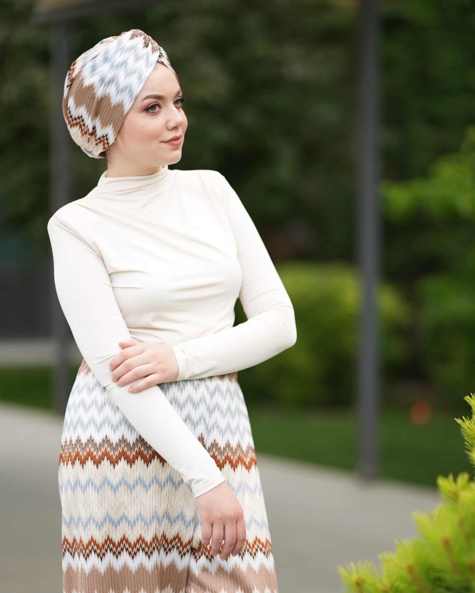 Barcelona Burgulu Bone - Mavi Latte Zikzak Desenli Örme Kumaş