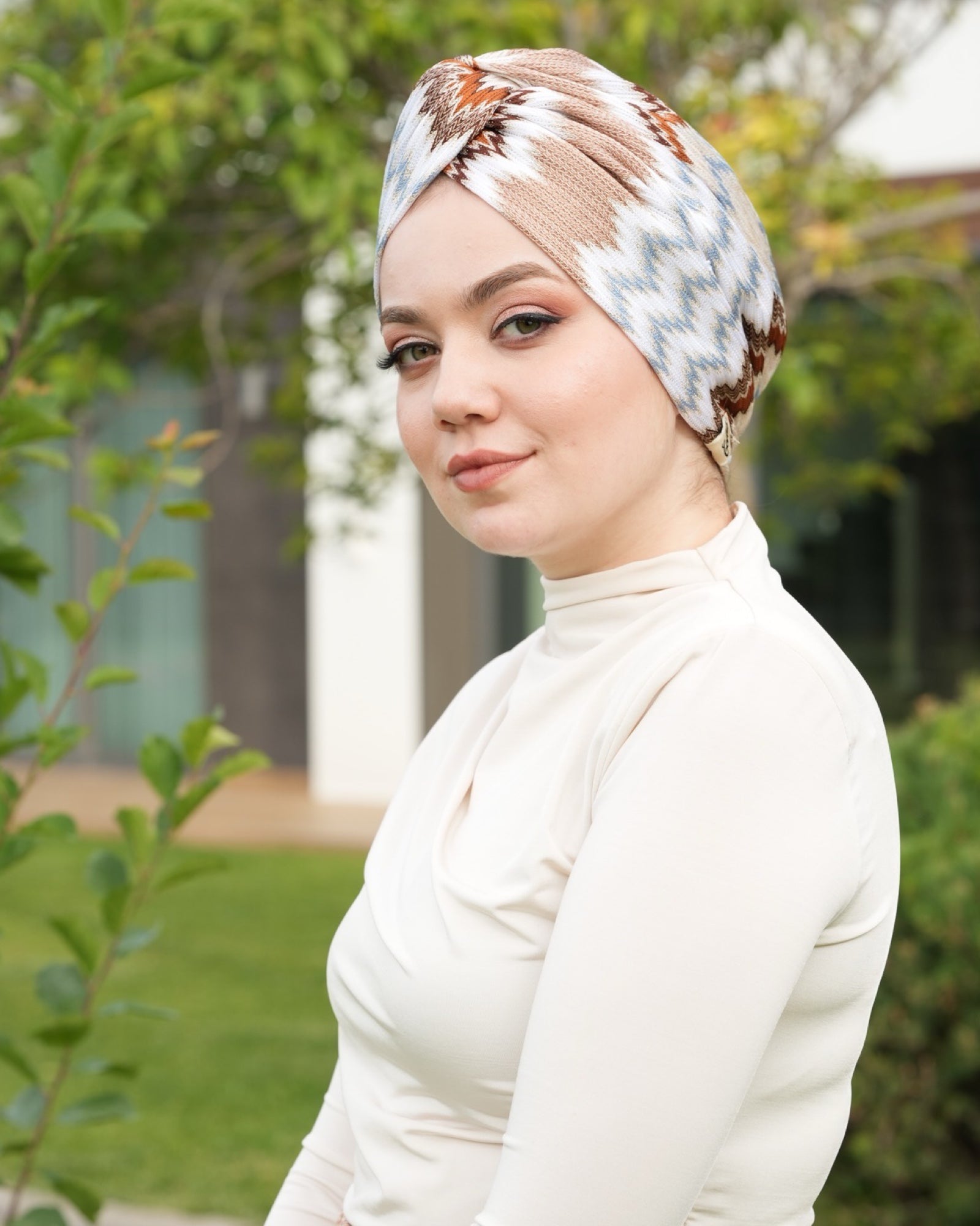 Barcelona Burgulu Bone - Mavi Latte Zikzak Desenli Örme Kumaş