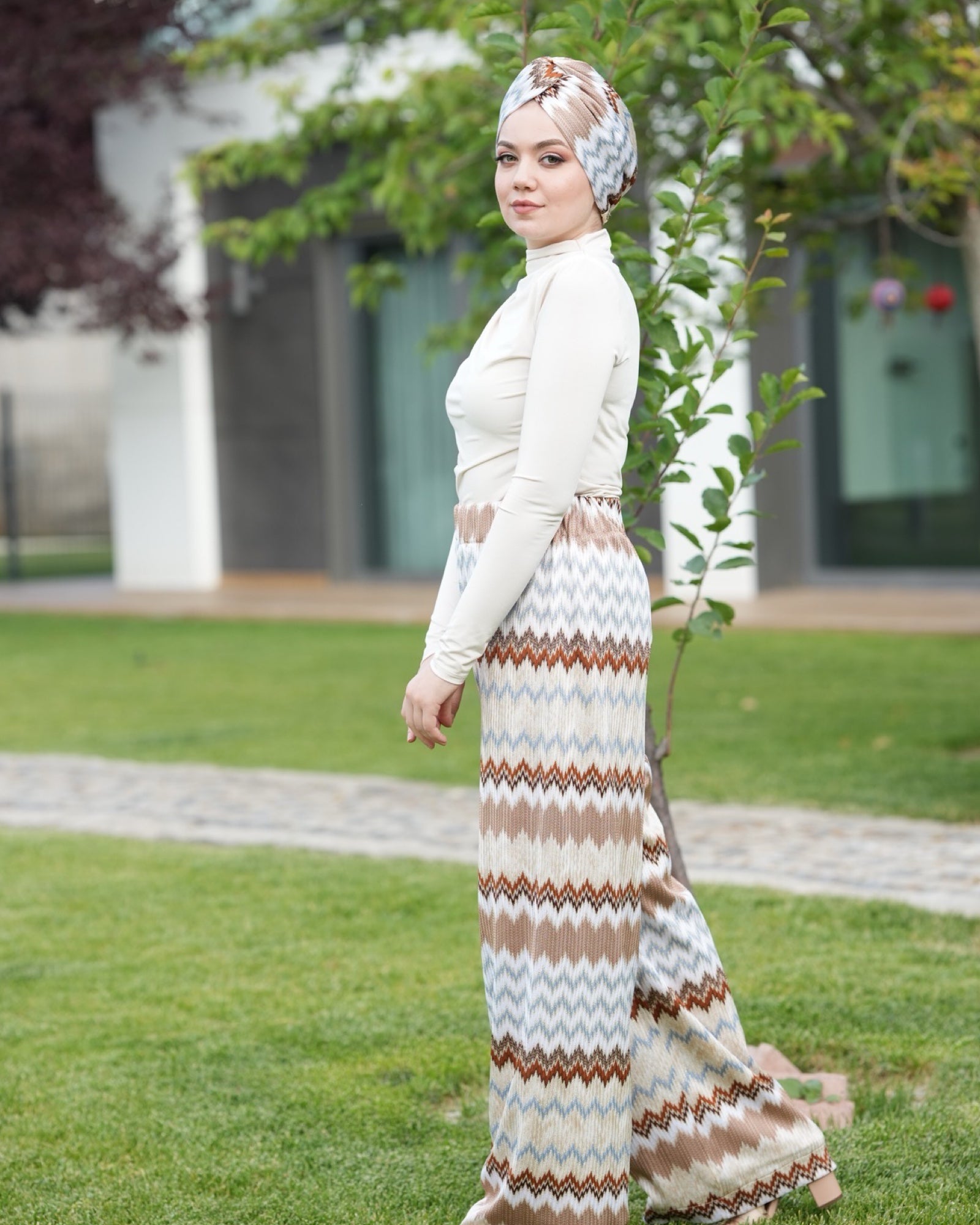 Barcelona Burgulu Bone - Mavi Latte Zikzak Desenli Örme Kumaş