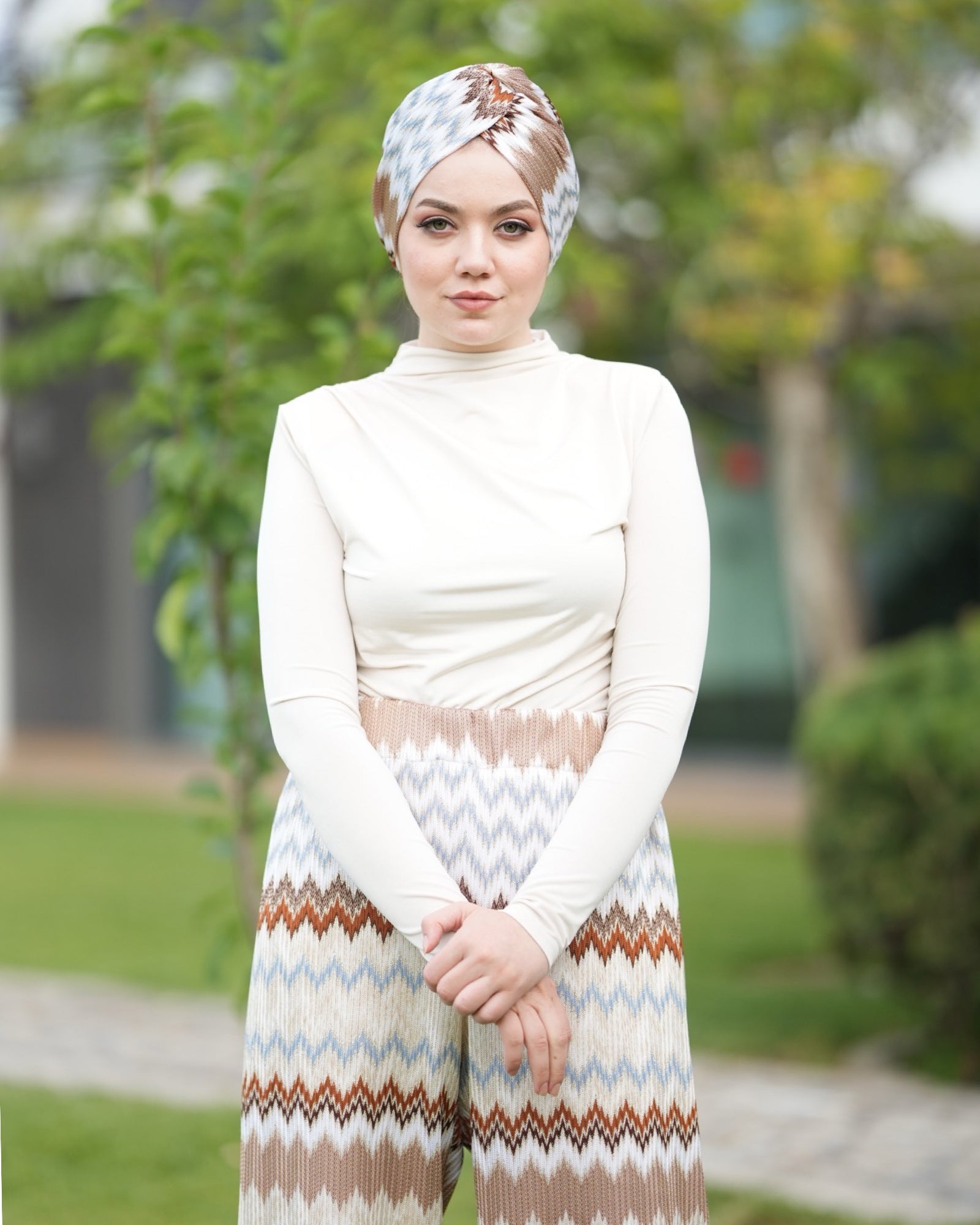 Barcelona Burgulu Bone - Mavi Latte Zikzak Desenli Örme Kumaş