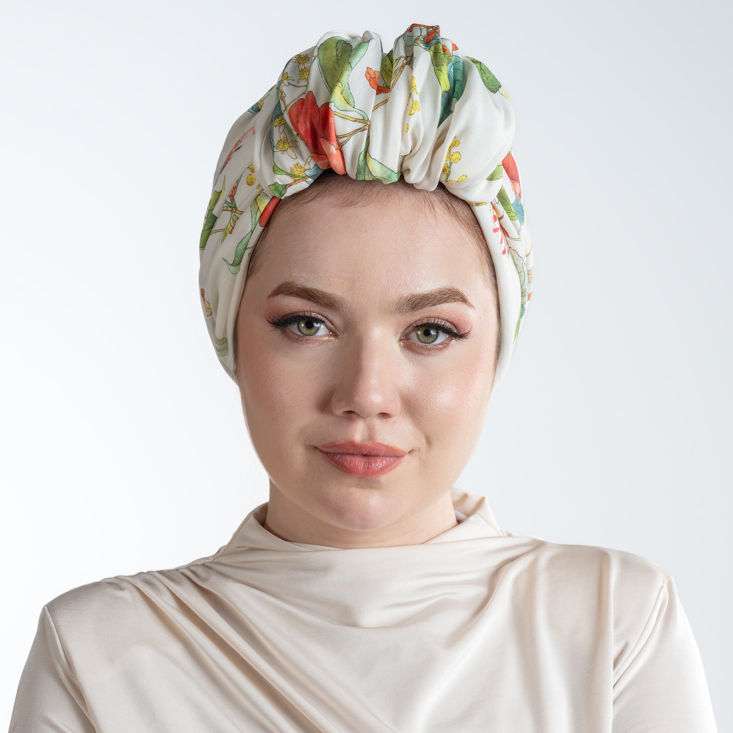 Beyrut Topuzlu Bone – Çiçek Desenli Cupra Kumaş