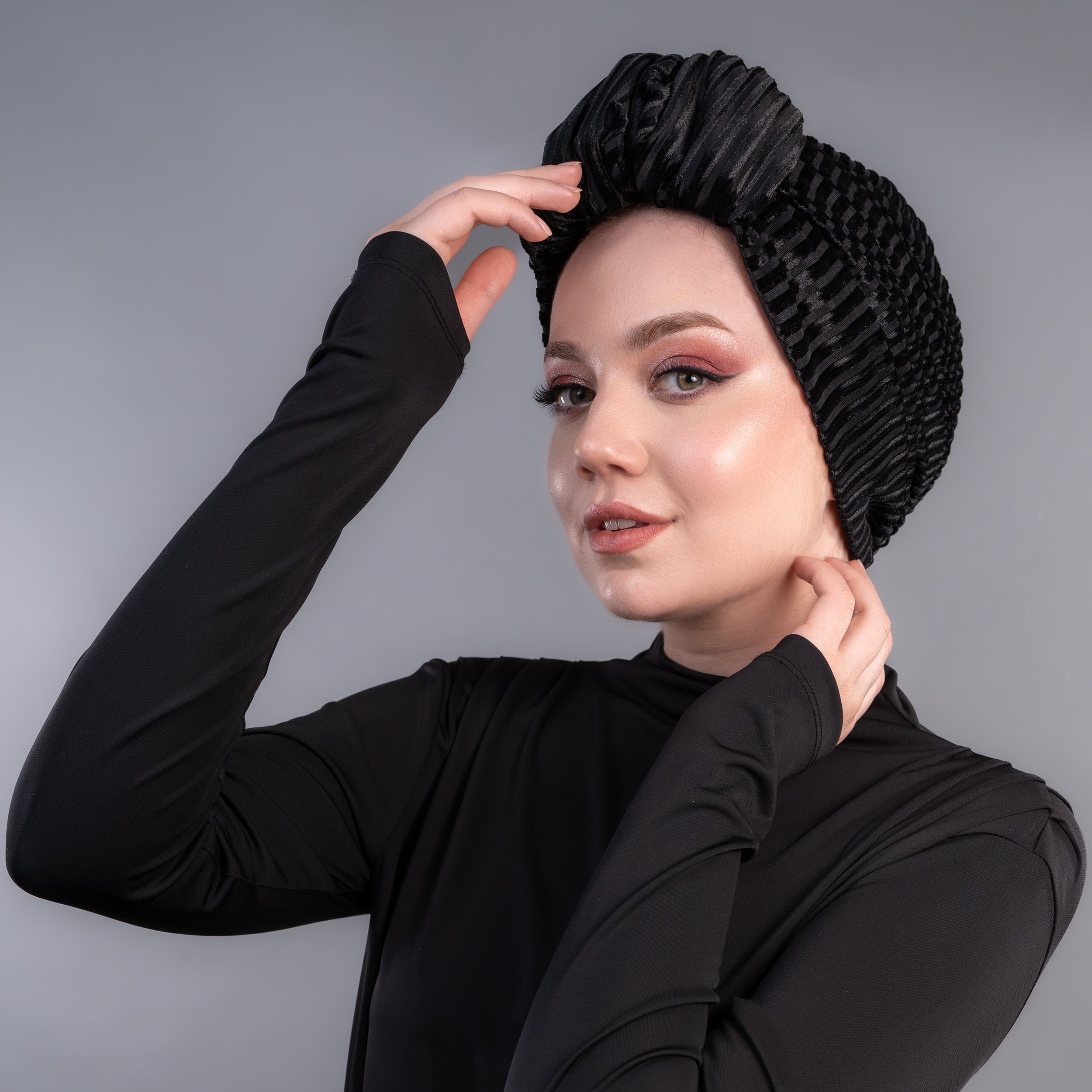 Beyrut Topuzlu Bone - Siyah Çizgili Kadife