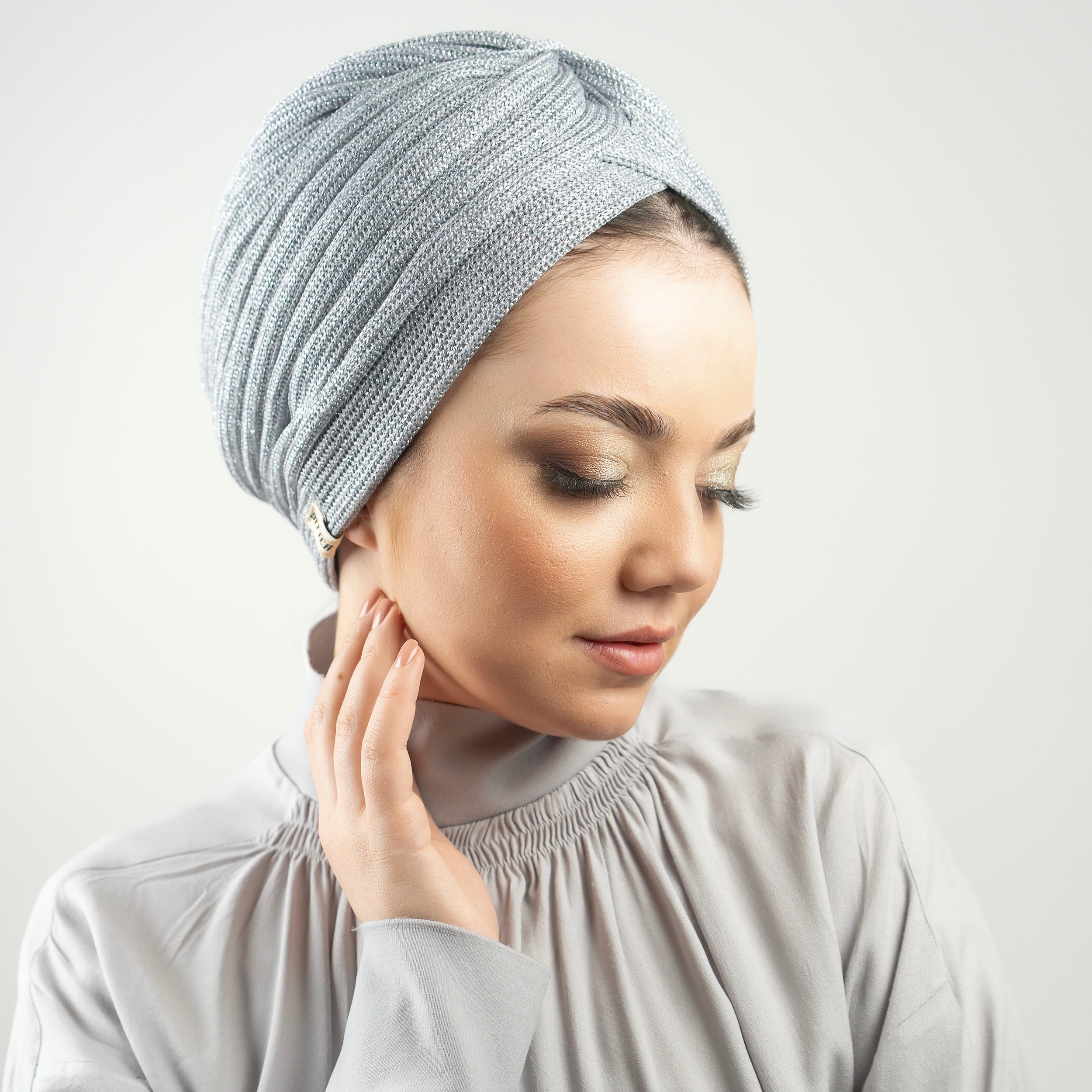 Nero Çapraz Bantlı Nervürlü Bone - Simli Esnek Örme Kumaş