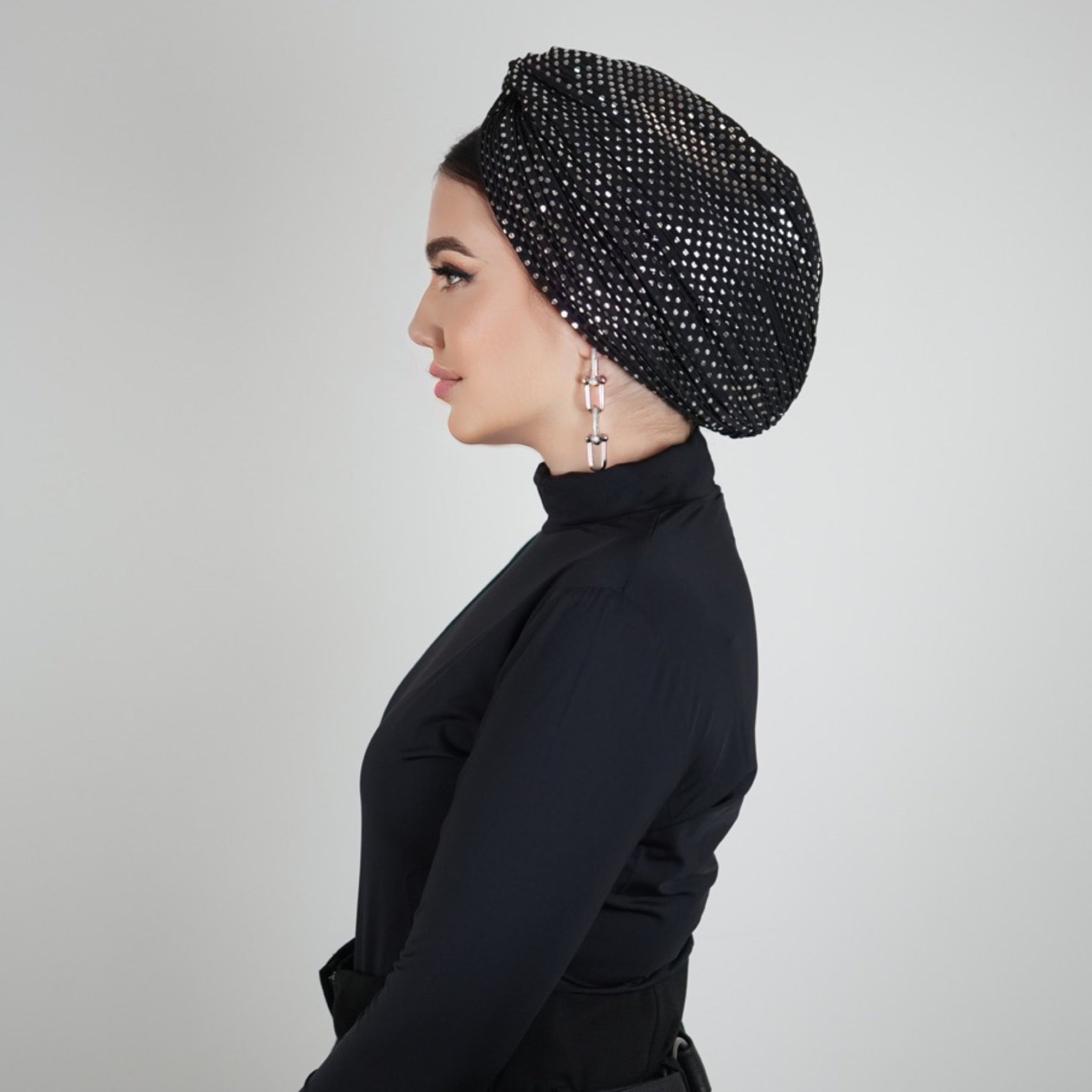 X Burgulu Büzgülü Bone – Gümüş Puantiyeli Kumaş