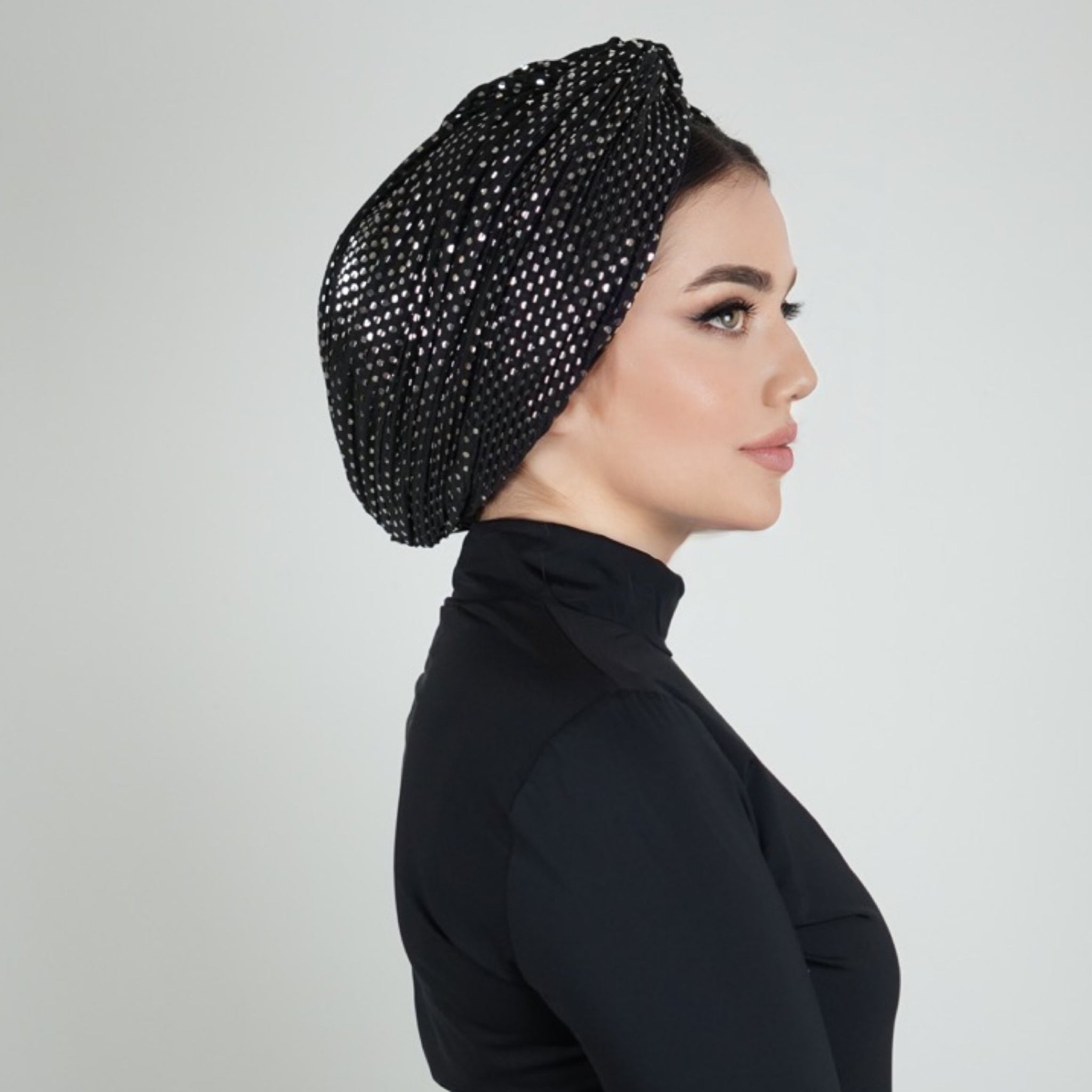 X Burgulu Büzgülü Bone – Gümüş Puantiyeli Kumaş