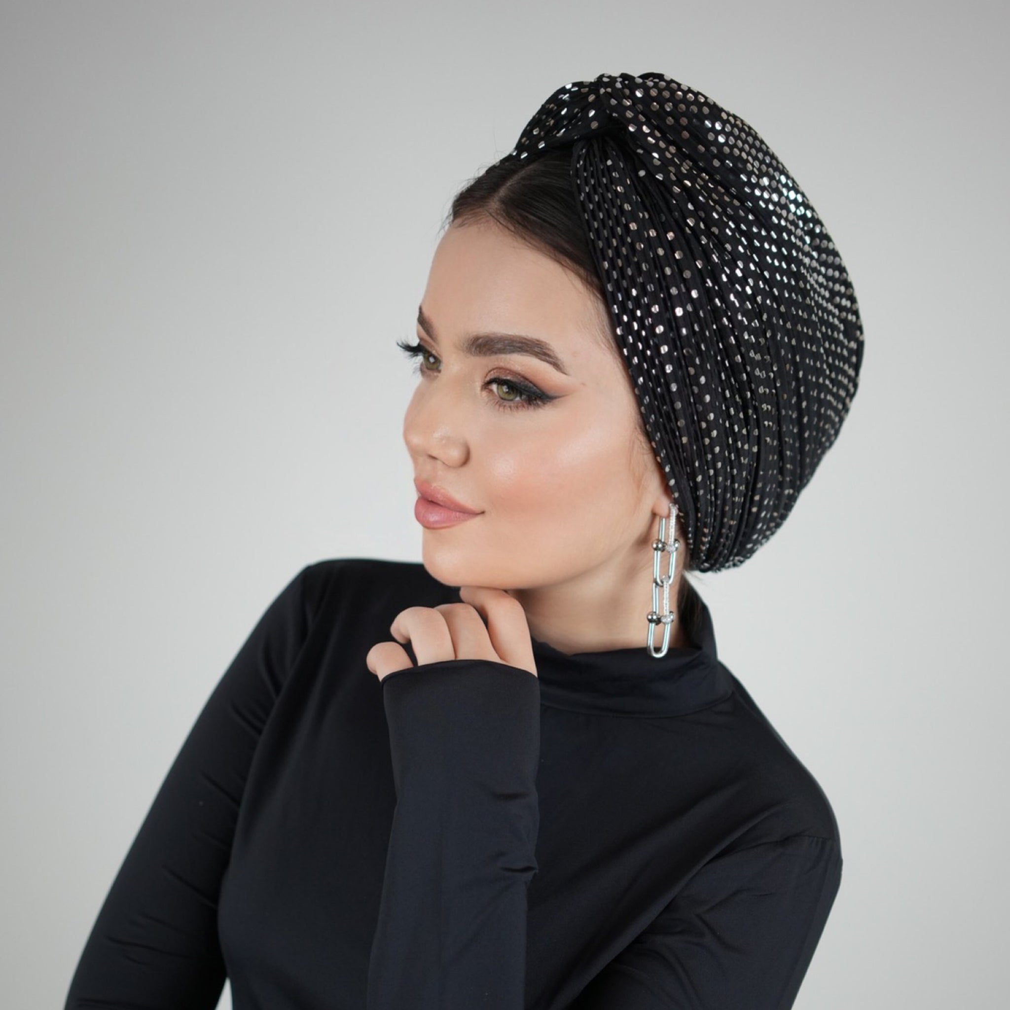 X Burgulu Büzgülü Bone – Gümüş Puantiyeli Kumaş