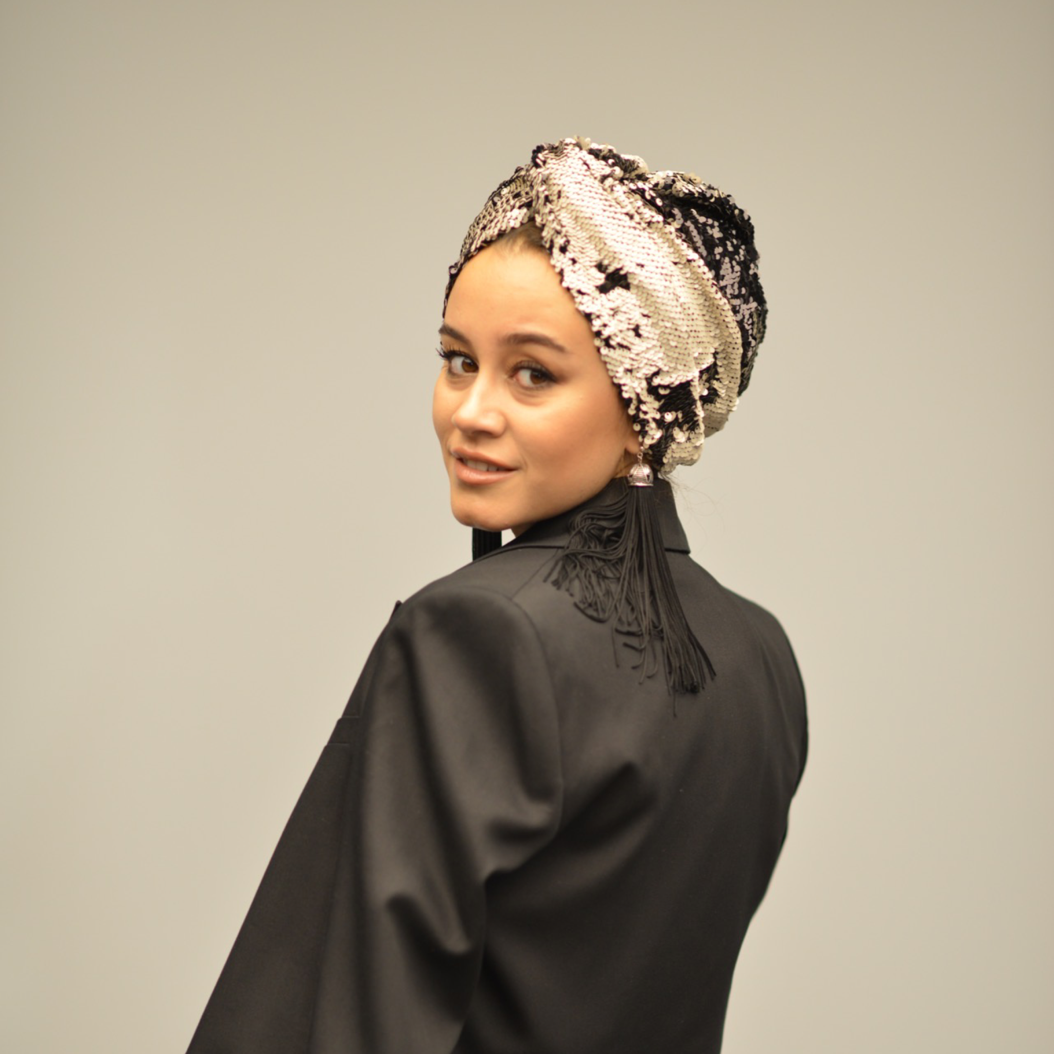 Roma Işıltılı Bone - Çok Renkli Pul Payet Kumaş