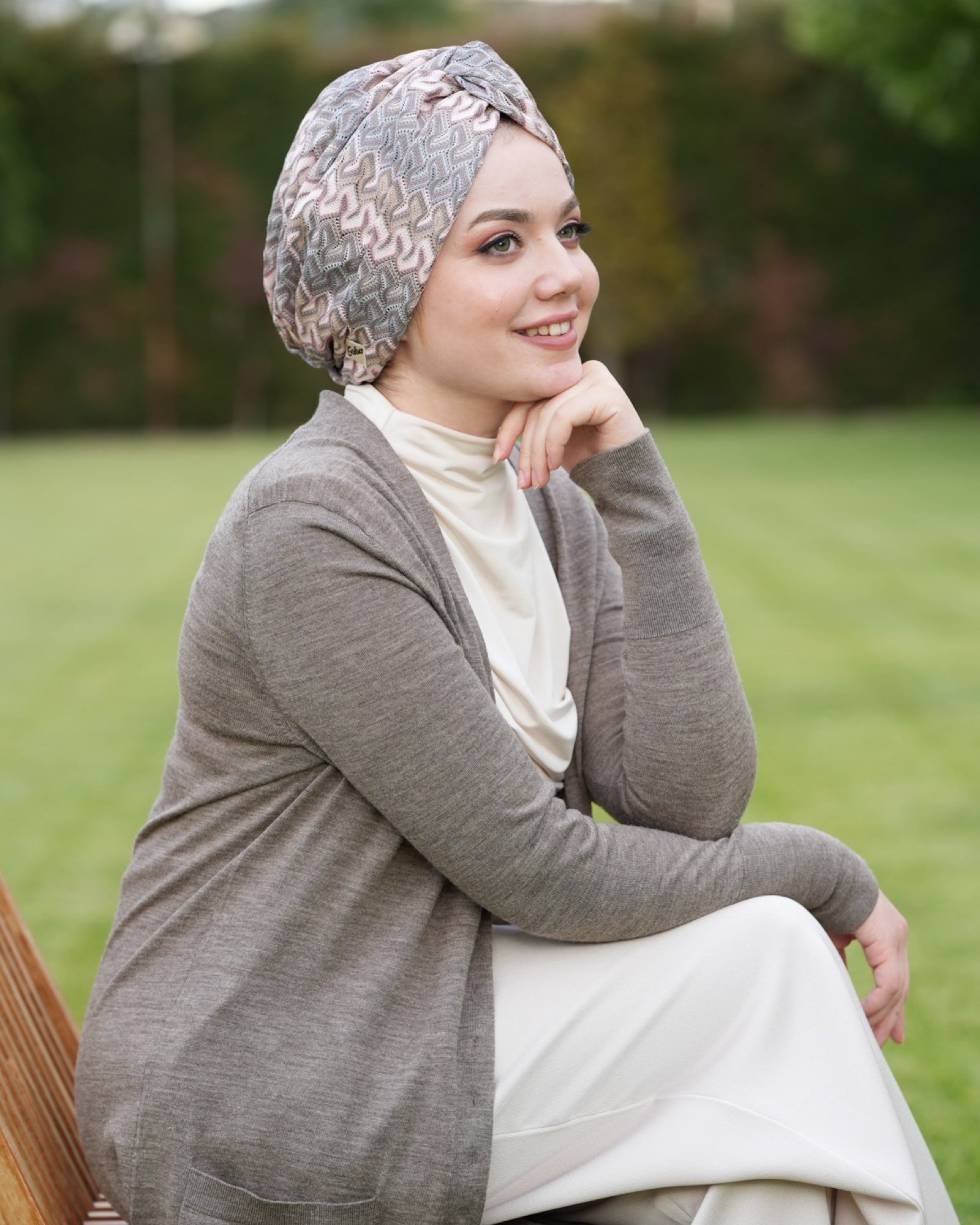 Barcelona Burgulu Bone - Pembe Gri Zikzak Desenli Örme Kumaş