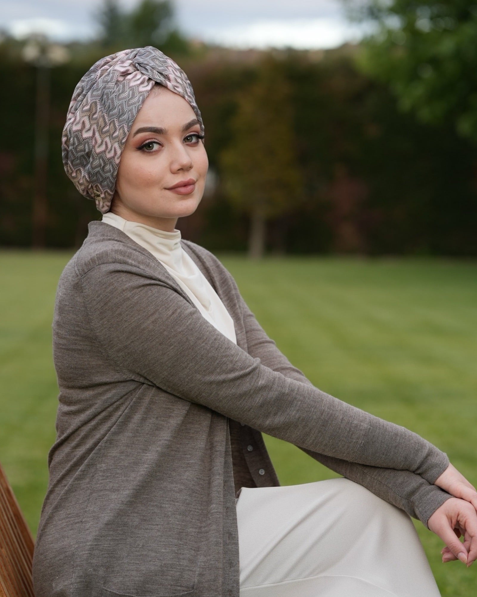 Barcelona Burgulu Bone - Pembe Gri Zikzak Desenli Örme Kumaş