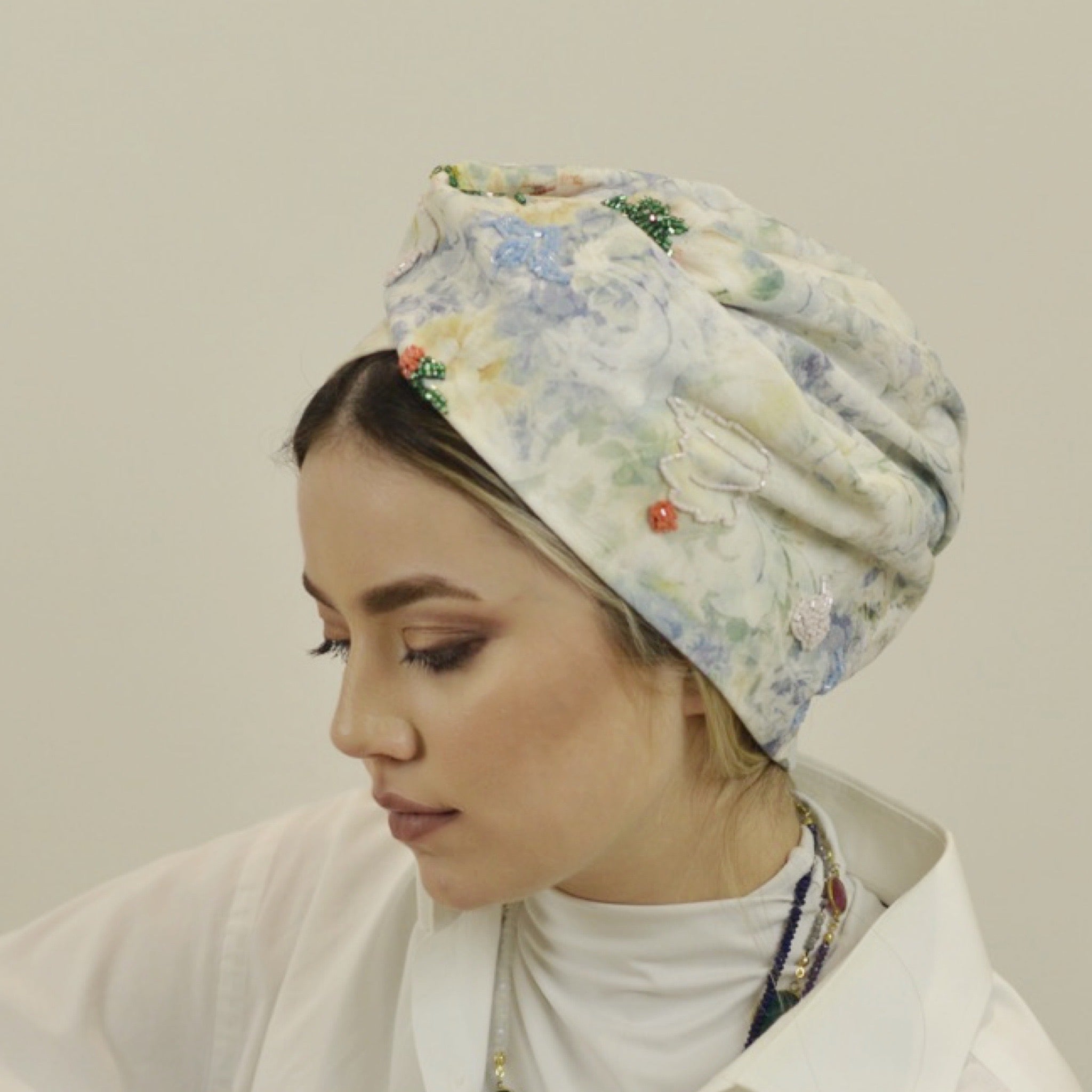 Paris Çapraz Katlı Bone - Boncuk İşlemeli Çiçekli Dokuma Kumaş