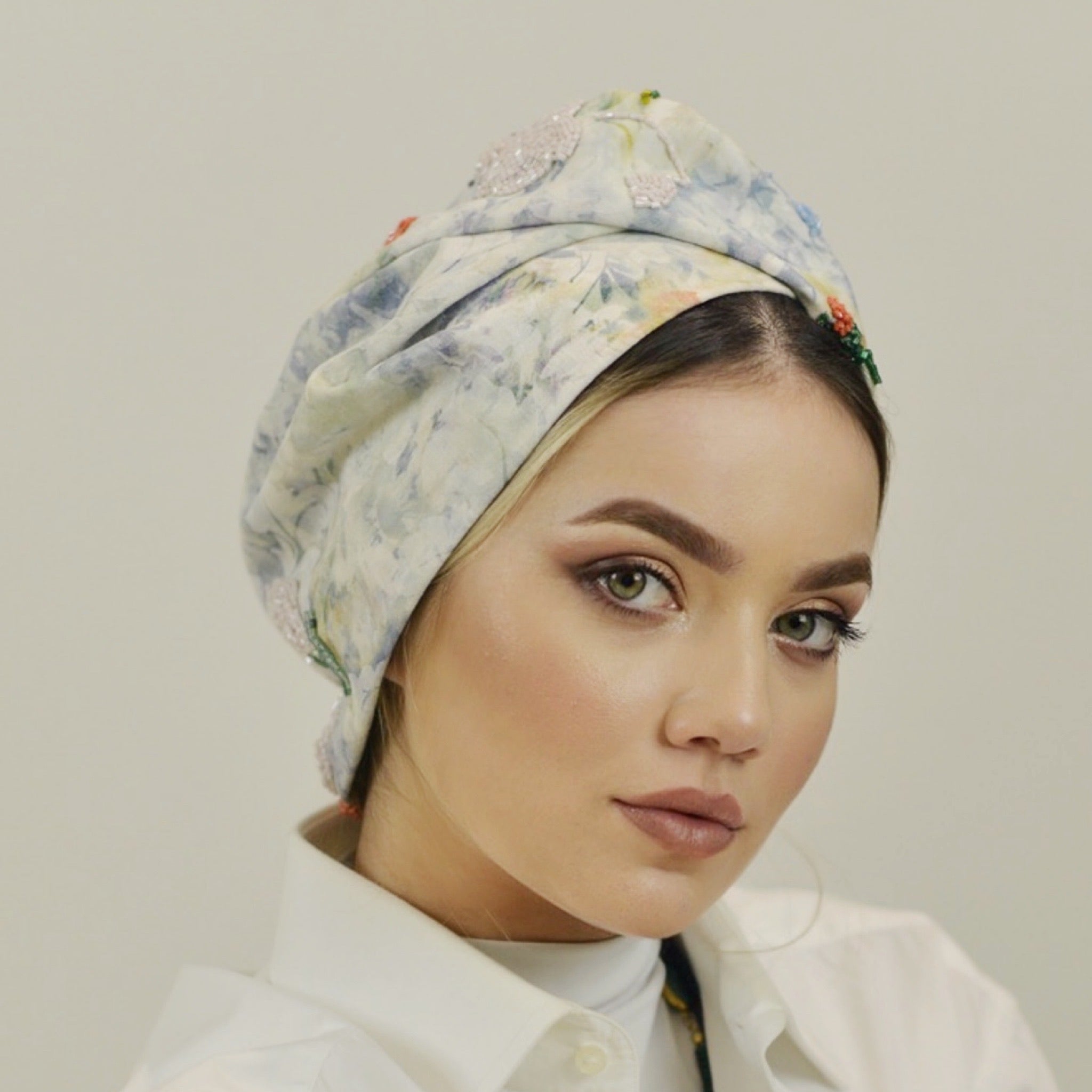 Paris Çapraz Katlı Bone - Boncuk İşlemeli Çiçekli Dokuma Kumaş