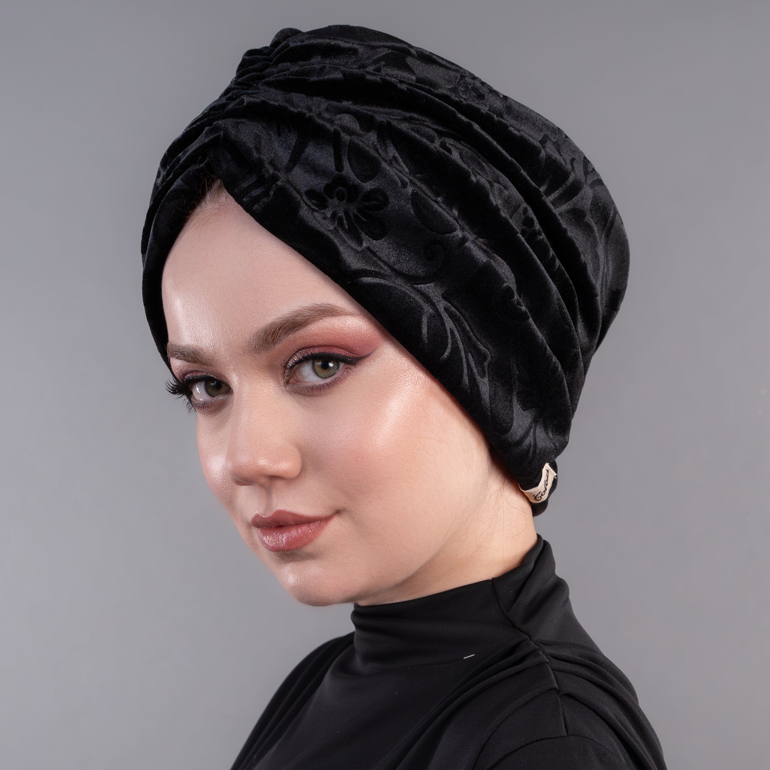 Milano Büzgülü Bone - Çiçek Desenli Siyah Kadife Kumaş