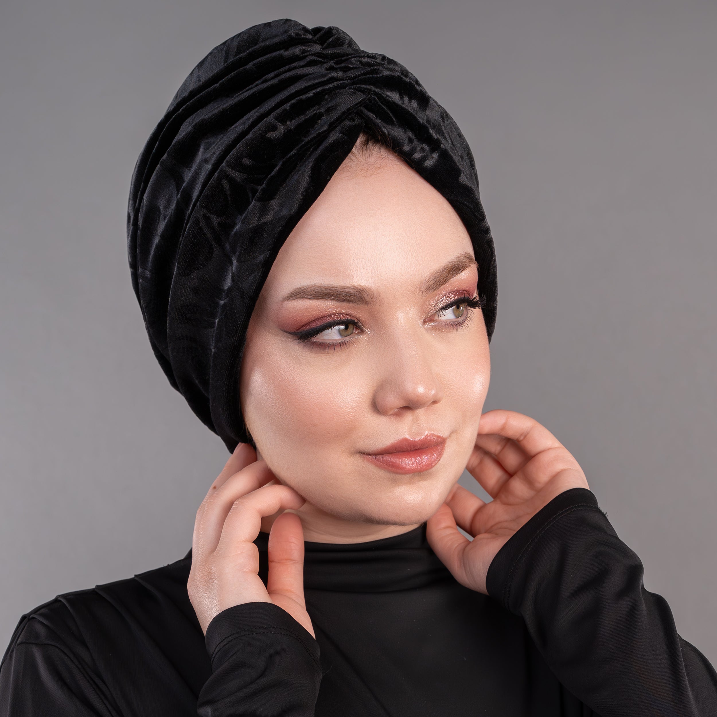 Milano Büzgülü Bone - Çiçek Desenli Siyah Kadife Kumaş