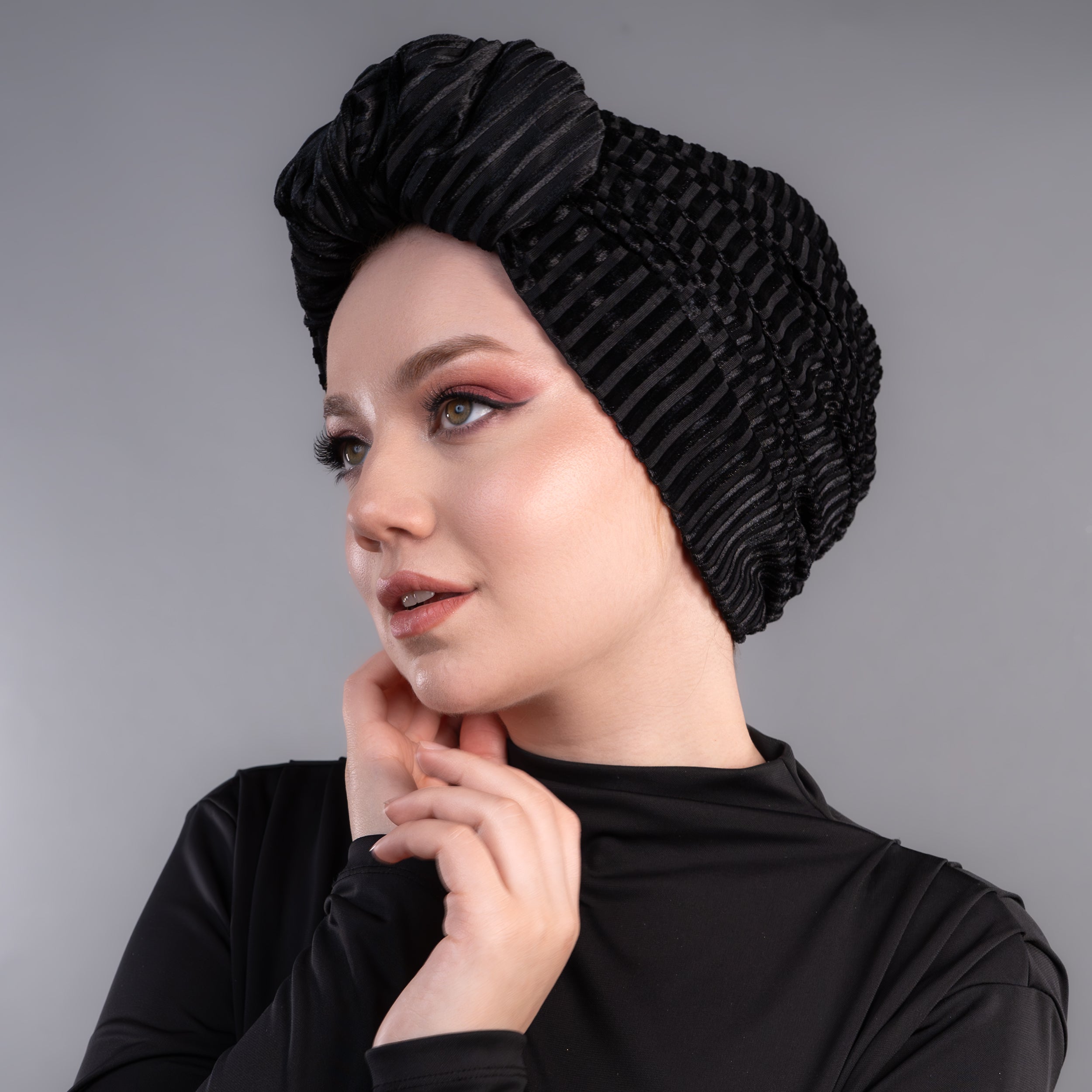 Beyrut Topuzlu Bone - Siyah Çizgili Kadife