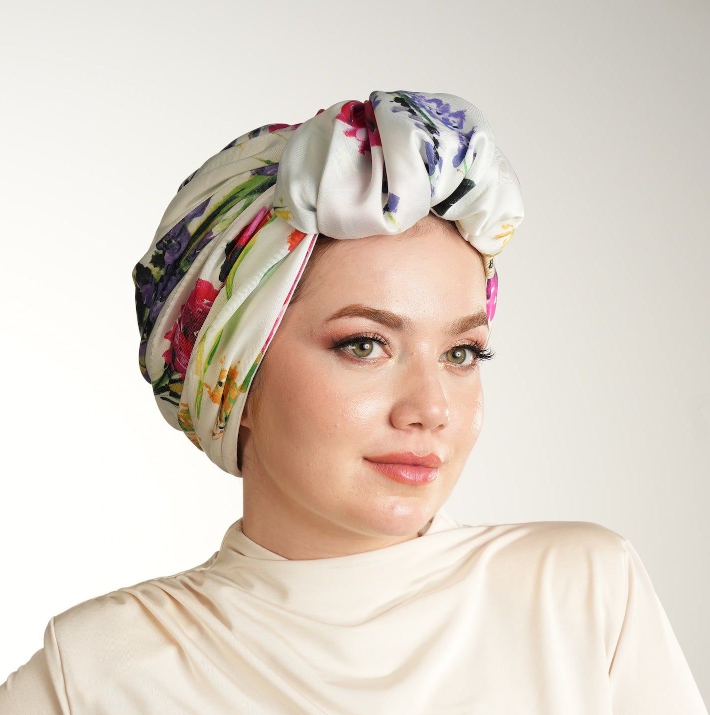 Beyrut Topuzlu Bone – Çiçek Desenli Cupra Kumaş