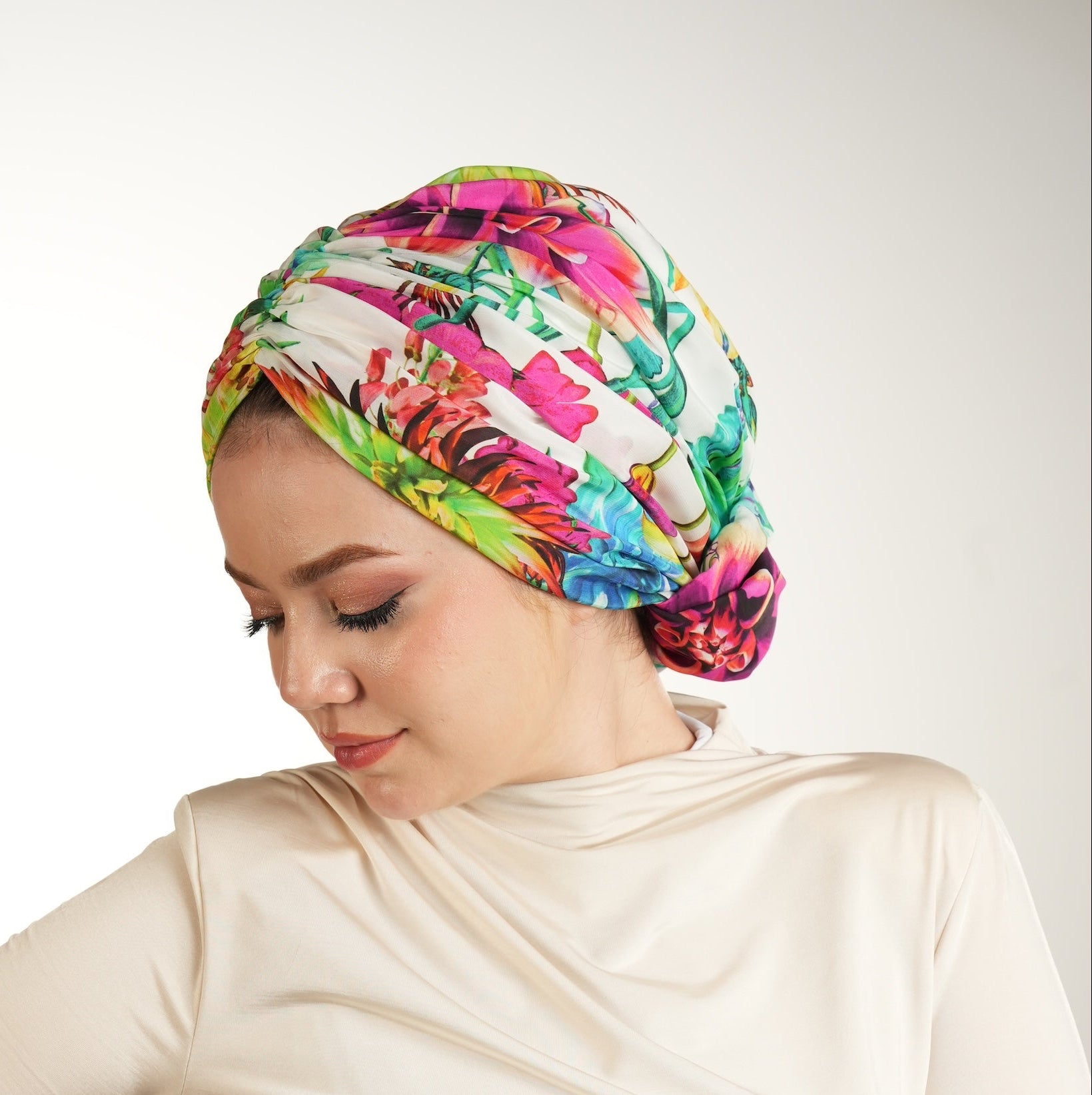 Beyrut Topuzlu Bone – Çiçek Desenli Cupra Kumaş