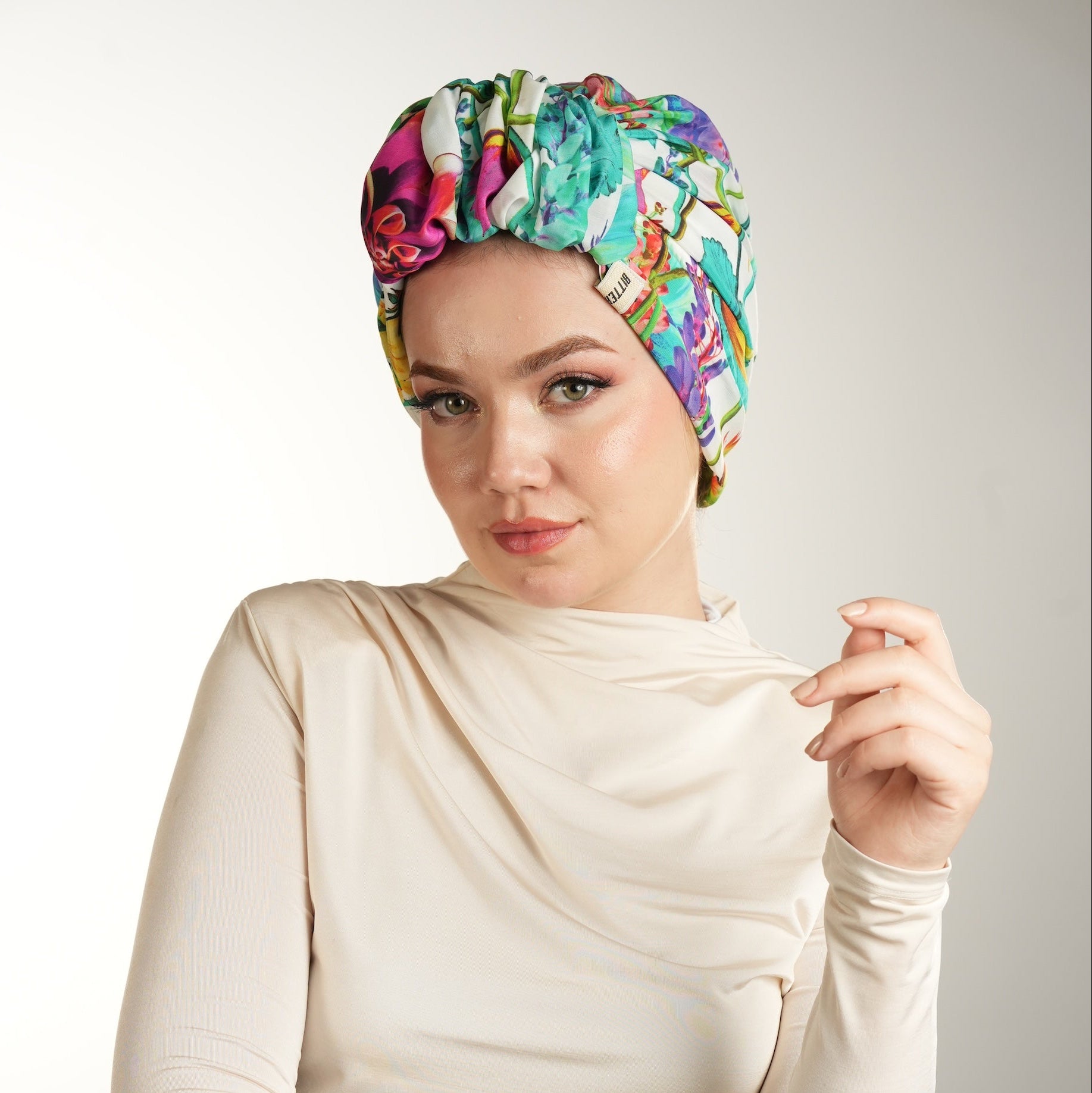 Beyrut Topuzlu Bone – Çiçek Desenli Cupra Kumaş