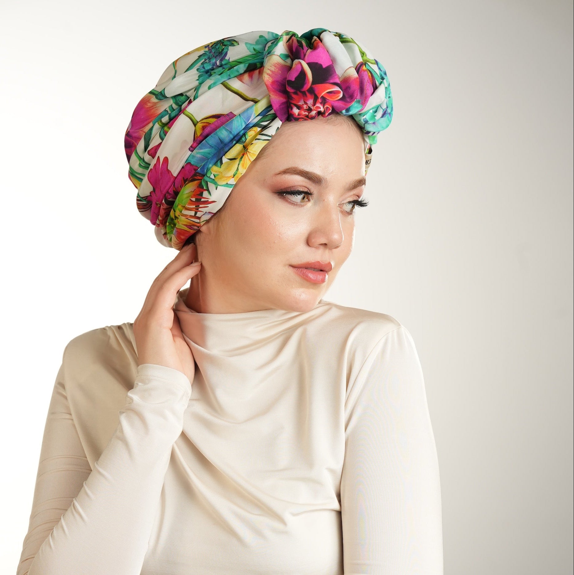 Beyrut Topuzlu Bone – Çiçek Desenli Cupra Kumaş