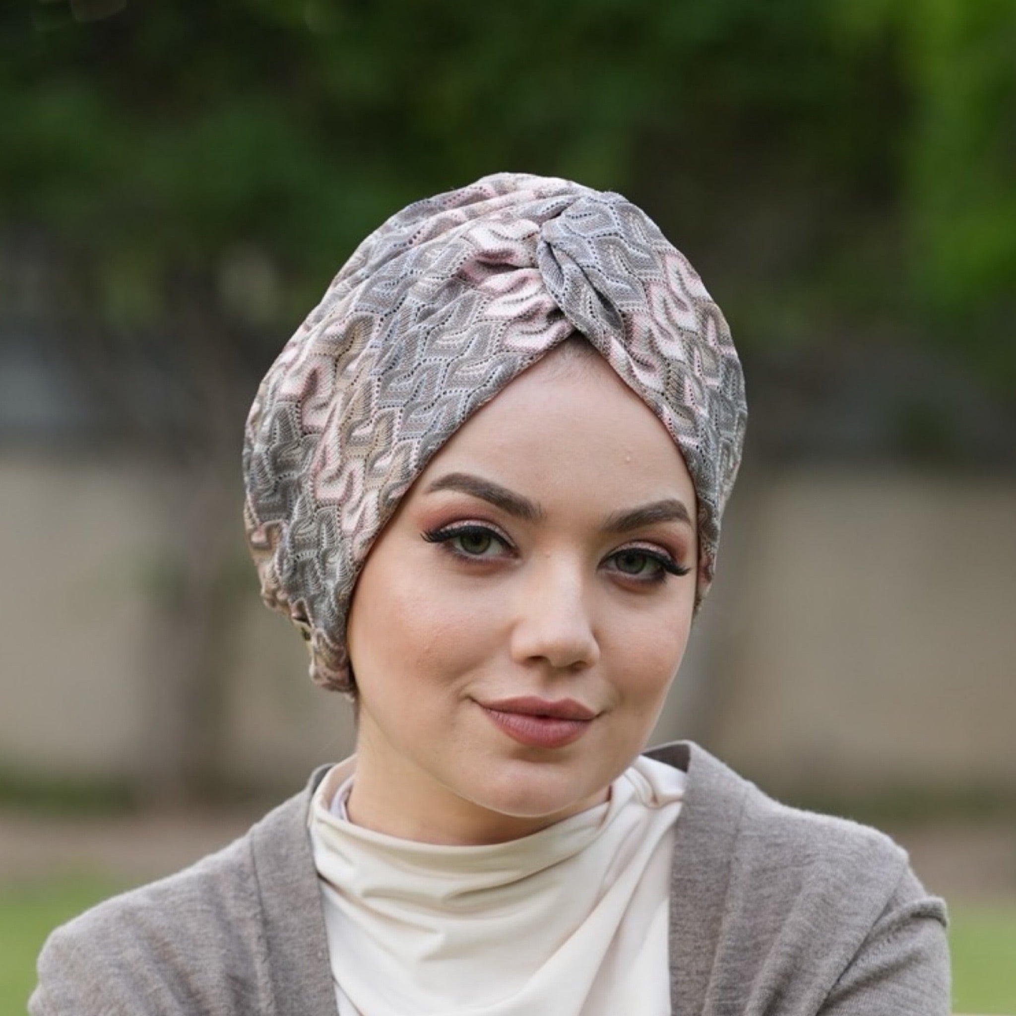 Barcelona Burgulu Bone - Pembe Gri Zikzak Desenli Örme Kumaş